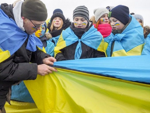 В Авдеевке развернут длинный флаг