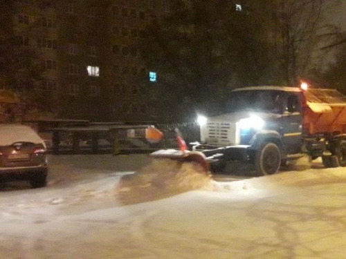 Коммунальщики Авдеевки просят не оставлять машины у обочин