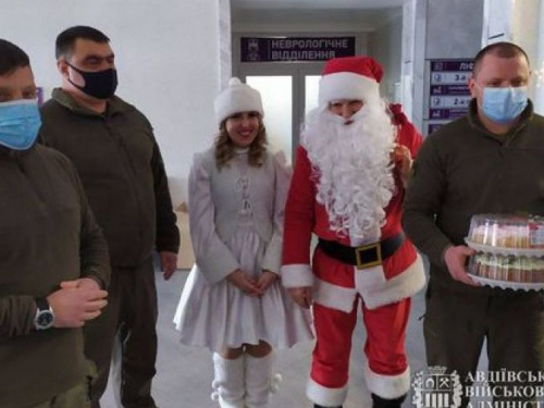 В Авдіївці пацієнтам та медпрацівникам міської лікарні вручили смачні подарунки до Нового року