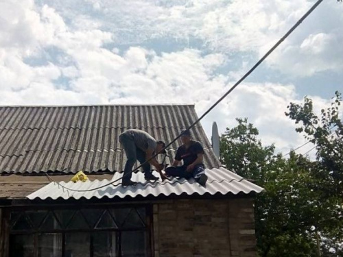 Спасатели помогают жителям прифронтовой зоны на Донетчине отстраивать разрушенное жилье (ВИДЕО)