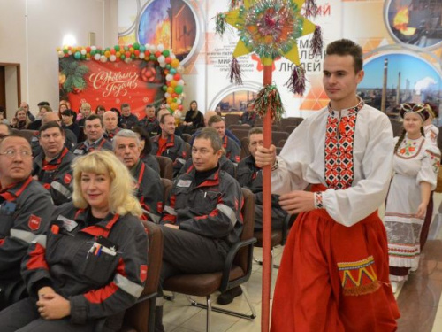 К Авдеевским коксохимикам пришли в гости с колядками воспитанники ДК (ФОТО)