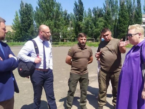 Іноземна делегація відвідала Авдіївку: разом з місцевою владою та представниками області проінспектували роботи в опорній школі