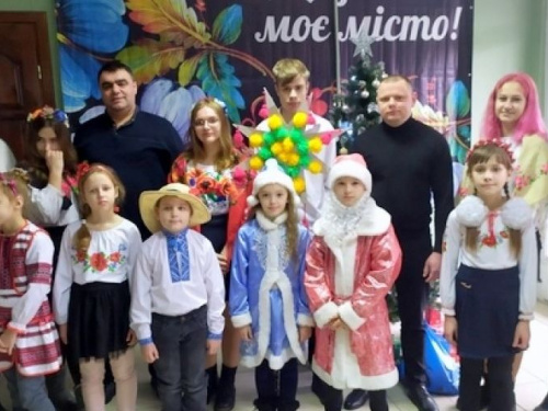 В сочельник школьники Авдеевки пришли с колядками к чиновникам