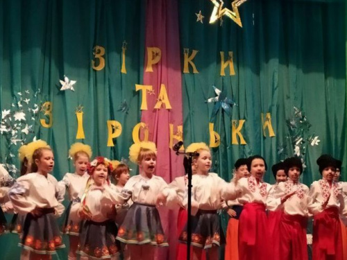 Яскраве талант-шоу влаштували учні авдіївської школи (ФОТО)