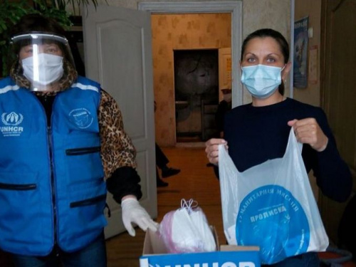 Медиков и жителей прифронтовых сел Ясиноватского района  снабдили масками