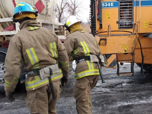 Авдеевские спасатели и коксохимики выручили попавший в ловушку бензовоз (ФОТО)