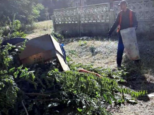 "Чистый четверг": коммунальщики навели порядок  возле управления соцзащиты населения