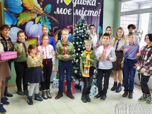 Авдіївські пластуни передали міській ВЦА Віфлеємський вогонь миру
