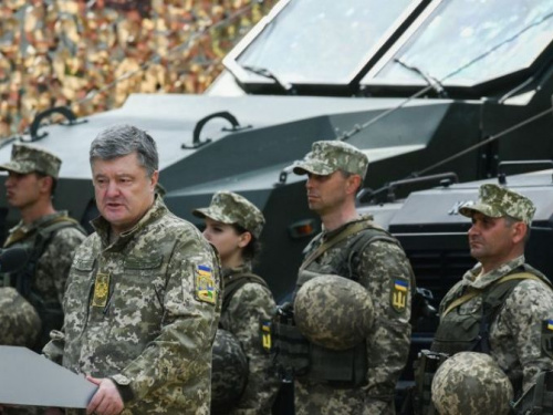 В Авдеевке девушка-военнослужащая потеряла сознание во время выступления Порошенко (ВИДЕО)