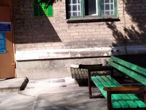 Возле местного пенсионного фонда появились новые скамьи:ФОТОФАКТ