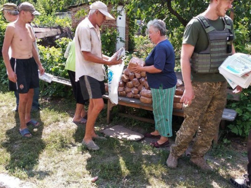 Авдеевские «симики» развезли хлеб, фуражки и игрушки (ФОТО)
