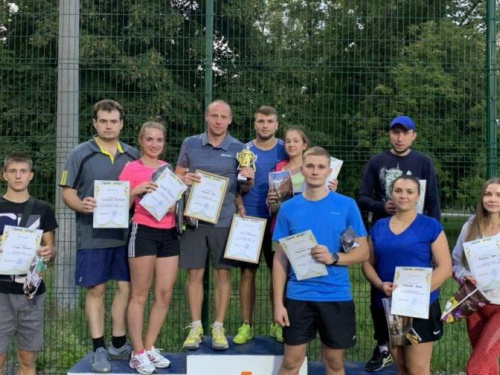 Опытные спортсмены против аматоров: в Авдеевке завершился городской парный турнир по теннису (ФОТО)