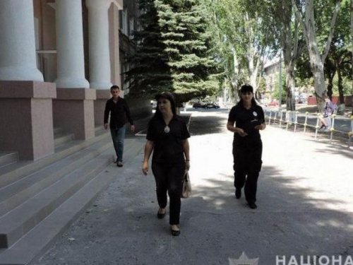 Полиция и взрывотехники прошерстили  классы, подвалы и  чердаки школ на Донетчине