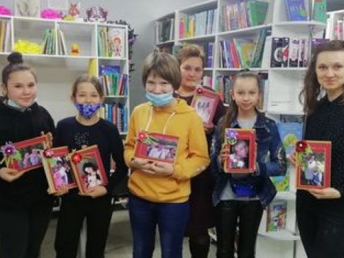 В Авдіївці провели майстер-клас «Фоторамка для матусі»