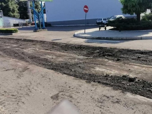 До уваги автоводіїв: на перехресті Грушевського і Комунальної проходить ремонт дороги