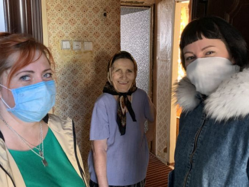 Работники АКХЗ помогают социально незащищённым горожанам 