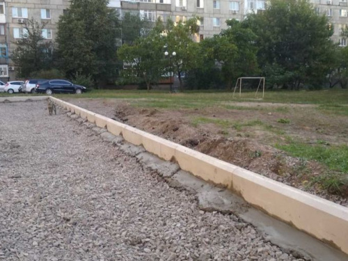 В квартале Юбилейном в рамках конкурса социальных проектов продолжается строительство новой парковки (ФОТОФАКТ)