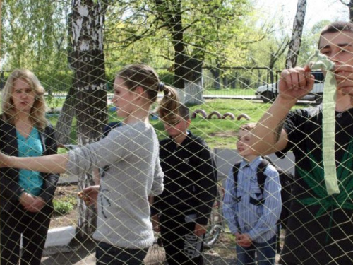 У школах Авдіївки плетуть “Павутинки життя” для військових (ФОТО)