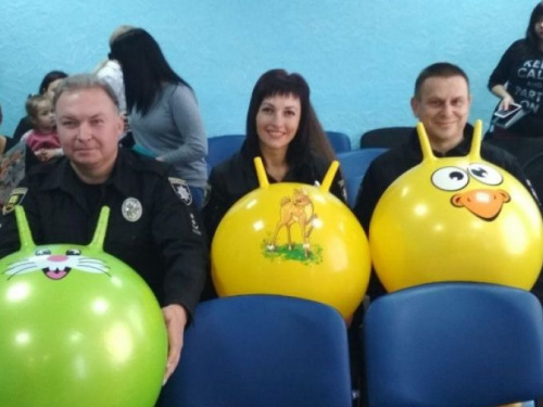 В Авдеевке копы пришли в детсад с подарками (ФОТО)