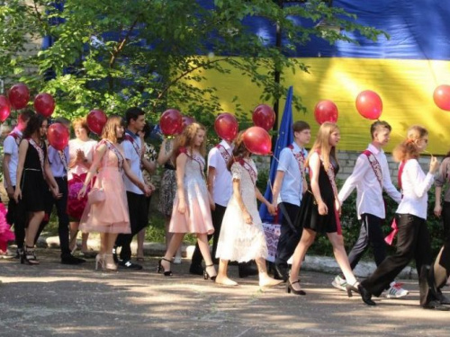В школах Авдеевки ярко и трогательно отшумели последние звонки (ФОТОРЕПОРТАЖ)