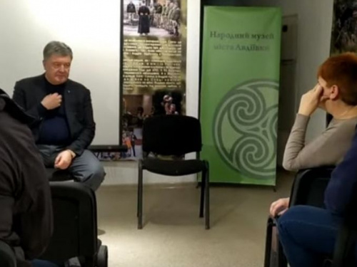 Російськомовна родина і 3 мільярди на інфраструктуру: Порошенко відповів на питання мешканців Авдіївки (ВІДЕО)