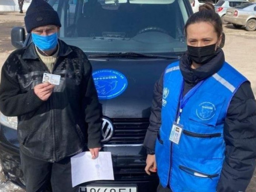 Сотрудники «Пролиска-Авдеевка» помогли двум переселенцам восстановить паспорта
