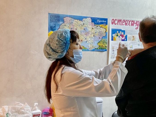 На Авдеевском коксохиме прошел очередной этап вакцинации сотрудников: первую дозу вакцины уже получили 927 человек