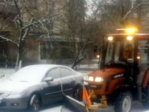 Коммунальщики Авдеевки просят автовладельцев убрать транспорт с обочин главных дорог
