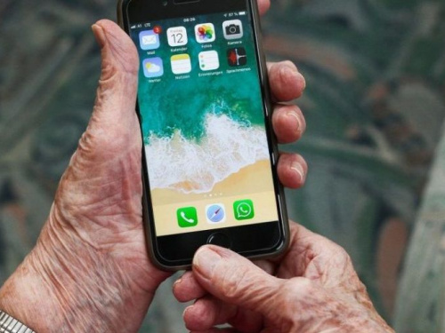 Авдеевским пенсионерам предложили услугу: «Пенсия в смартфоне»