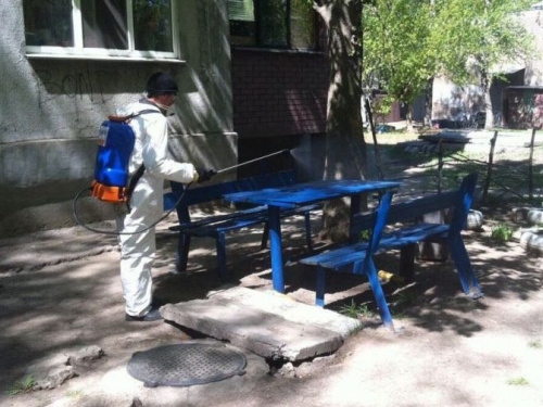 Коммунальщики продолжают санобработку авдеевских многоэтажек:фотофакт