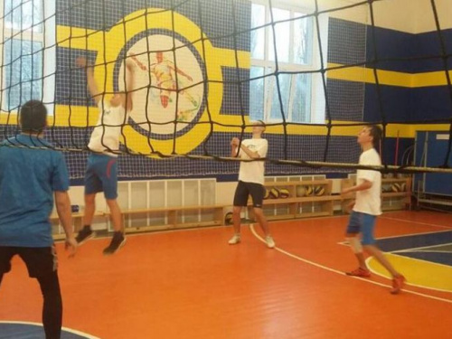 В Авдеевке молодежь сразилась в волейбольной битве