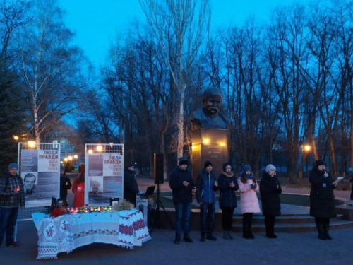 Згадуючи жертв голодоморів: Авдіївка долучилася до акції "Запали свічку" (ФОТО)