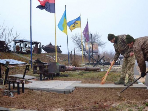Воины наводят порядок на мемориале у Авдеевской «промки» (ФОТО)