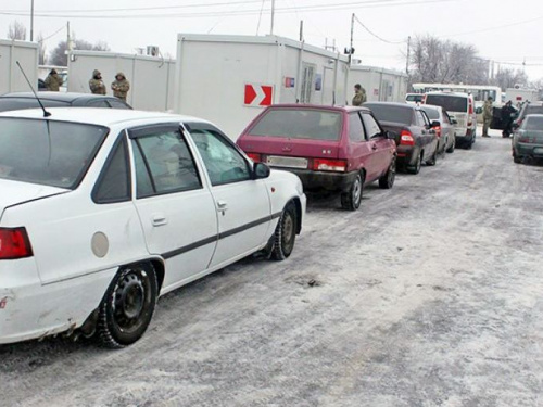У двух донбасских КПВВ с утра собралось две сотни авто