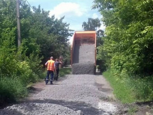 В Авдіївці продовжують відсипку найбільш зруйнованих ділянок ґрунтової дороги