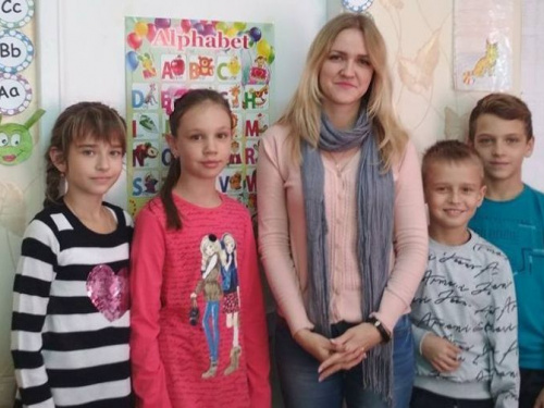 Переводчик из донецкого аэропорта учит жителей Авдеевки английскому языку (ФОТО)