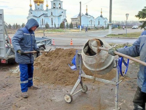 В Авдеевке обустраивают новую пешеходную дорожку (ФОТОФАКТ)