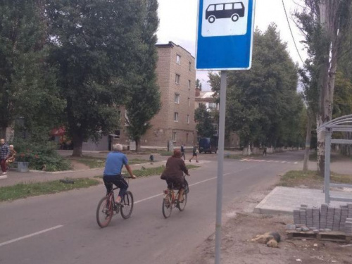 В Авдеевке возле стадиона строится новая крытая остановка (ФОТОФАКТ)