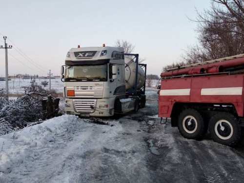 Авдеевские спасатели вытащили из ловушки грузовик с бензолом (ФОТО)