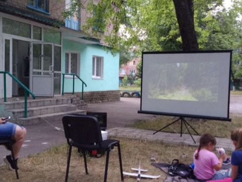 В Авдіївці дивилися жахи просто неба (ФОТО)