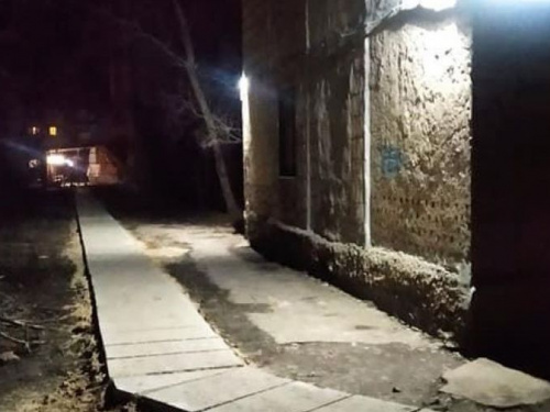 Комунальники «освітили» новостворену доріжку від кафе «Барокко» до буд. №2 по вул. Менделєєва