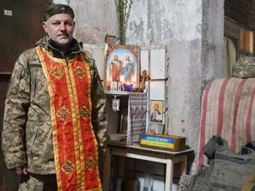 Капеллан с позиций в районе Авдеевки: Когда начинается обстрел, то все молятся