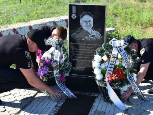 В Авдеевке и Марьинке почтили память полицейского-переселенца (ФОТО)