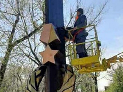 В Авдіївці комунальники привели пам'ятники в належний стан