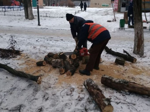 Авдеевские коммунальщики оперативно борются с последствиями непогоды (ФОТО)