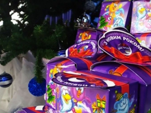 Директора детсадов и школ Авдеевки получили сертификаты на сладости для детворы