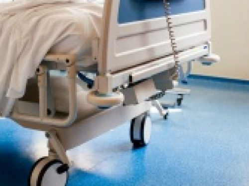 Тяжело больную одинокую жительницу Авдеевки госпитализируют:  соседи били во все колокола