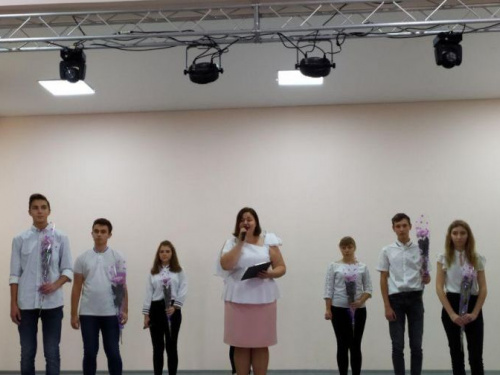   Багато квітів, відзнак та слайд-шоу: в Авдіївці привітали педагогів (ФОТО)