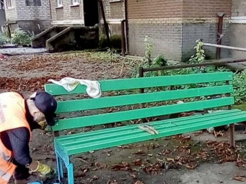 Комунальники Авдіївки оновлюють лавки біля багатоповерхових будинків
