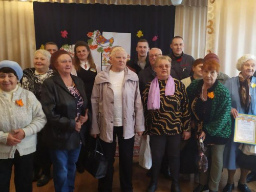 Тёплые слова, творческие номера и подарки: в Авдеевке душевно поздравили пожилых людей (ФОТО)